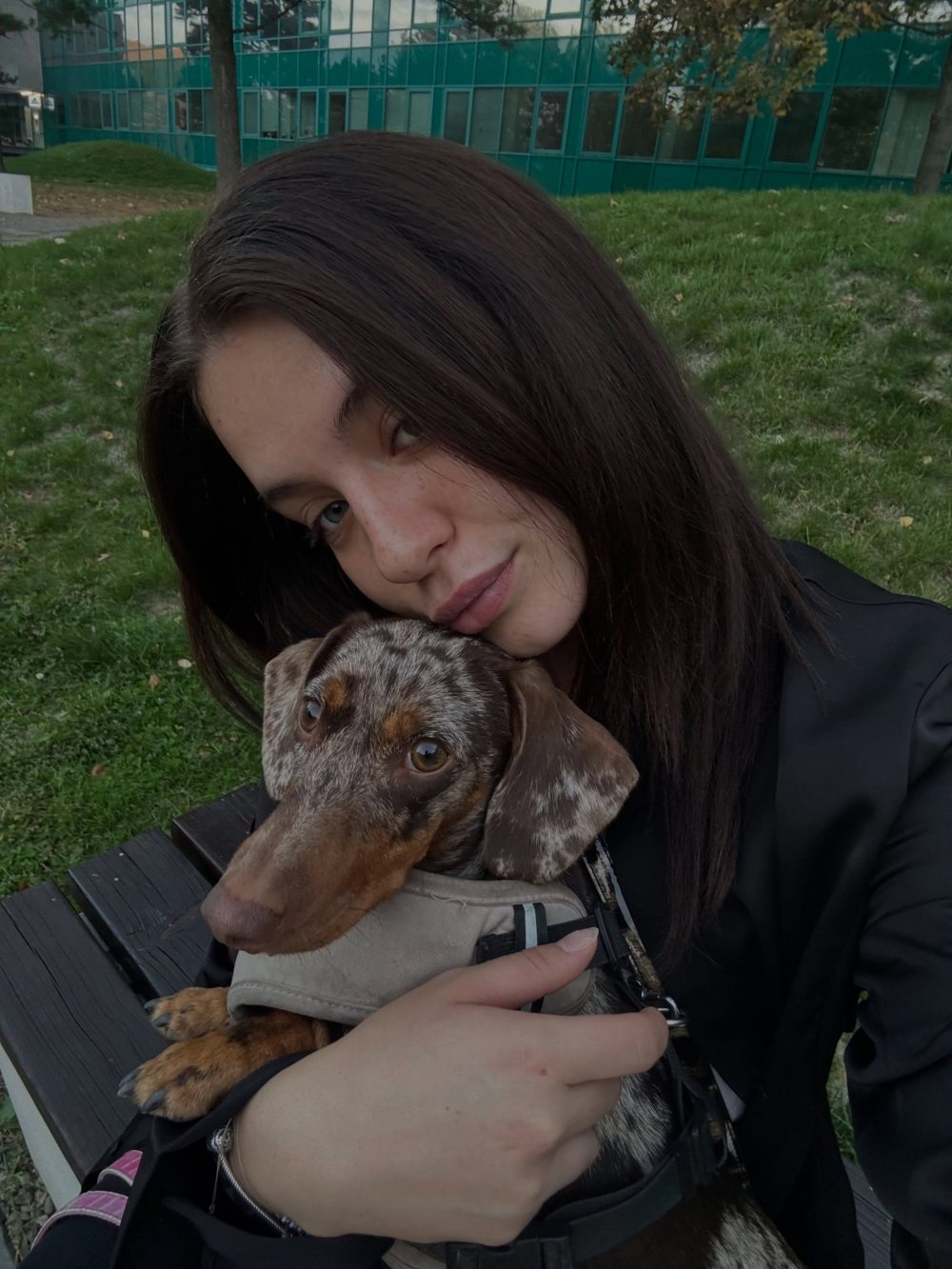 Amélie Dominiková s fenkou jezevčíka Lunou v náručí